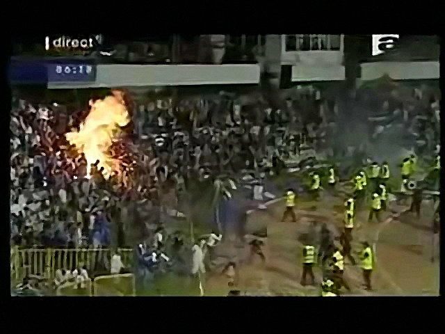fans-take-on-security-in-romanian-soccer-riot1.jpg